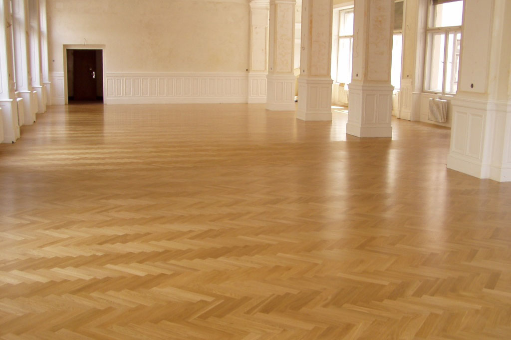 Rekonstrukce podlahy v aule školní budovy na Náměstí Míru v Praze 2