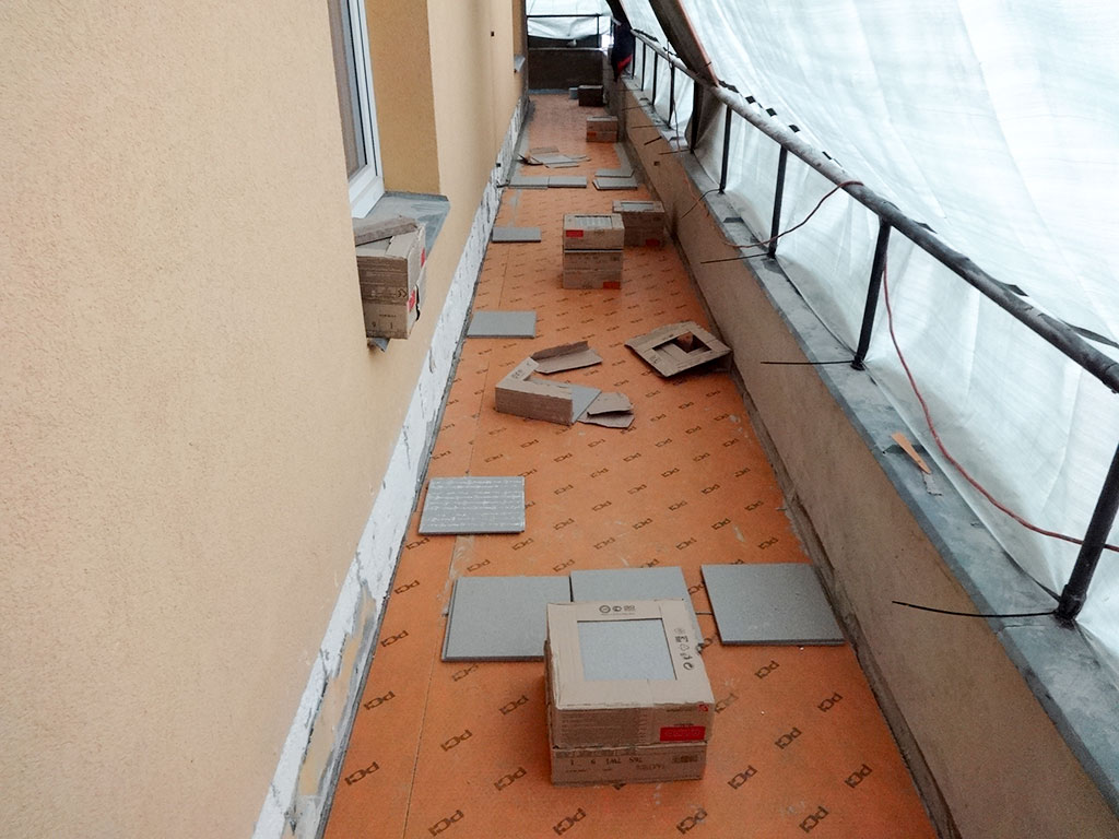 Rekonstrukce střešní terasy včetně nových izolací a dlažby s desetiletou garancí v Praze Strašnicích